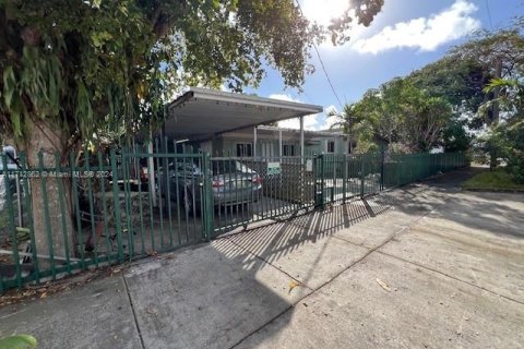 House in Hialeah, Florida 2 bedrooms, 217.76 sq.m. № 1961603 - photo 3