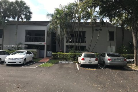 Condominio en alquiler en Miami, Florida, 3 dormitorios, 112.97 m2 № 1975781 - foto 1