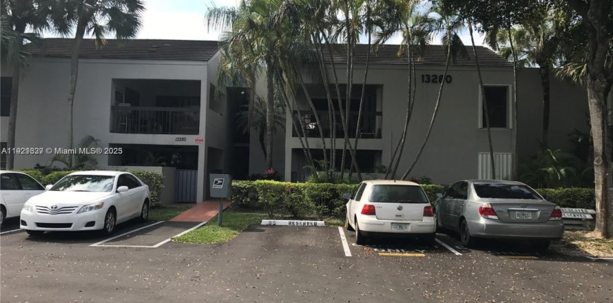 Condominio en Miami, Florida, 3 dormitorios  № 1975781