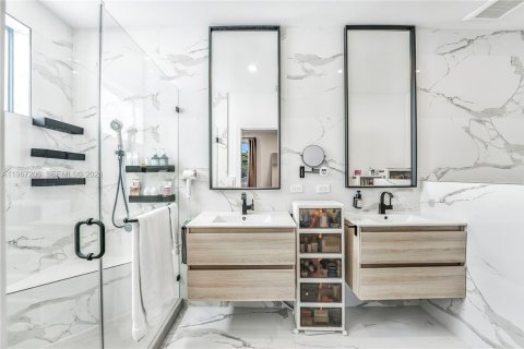 Купить виллу или дом в Майами, Флорида 4 спальни, 240.99м2, № 2040384 - фото 26