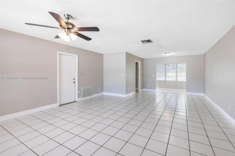 House in Boca Raton, Florida 3 bedrooms, 142.88 sq.m. № 1683493 - photo 4