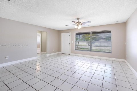 House in Boca Raton, Florida 3 bedrooms, 142.88 sq.m. № 1683493 - photo 6