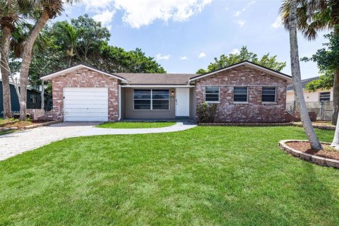 House in Boca Raton, Florida 3 bedrooms, 142.88 sq.m. № 1683493 - photo 1