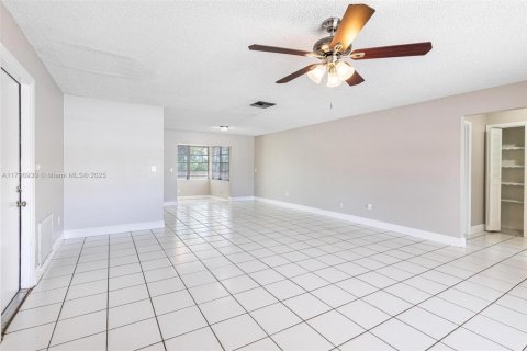 House in Boca Raton, Florida 3 bedrooms, 142.88 sq.m. № 1683493 - photo 5