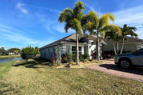 House in Vero Beach, Florida 4 bedrooms, 208.75 sq.m. № 2002343 - photo 22