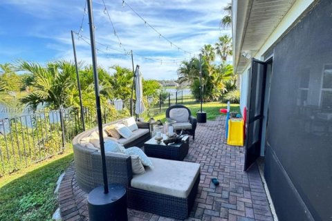 House in Vero Beach, Florida 4 bedrooms, 208.75 sq.m. № 2002343 - photo 26