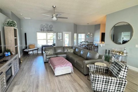 House in Vero Beach, Florida 4 bedrooms, 208.75 sq.m. № 2002343 - photo 23