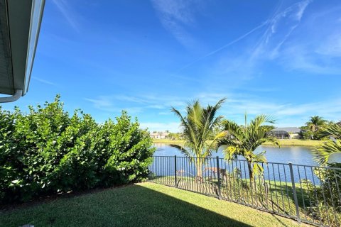 House in Vero Beach, Florida 4 bedrooms, 208.75 sq.m. № 2002343 - photo 25