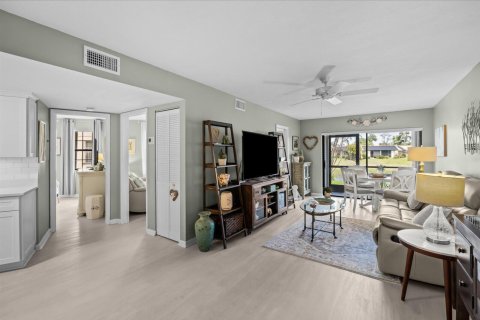 Condo in Jensen Beach, Florida, 2 bedrooms  № 2085969 - photo 8