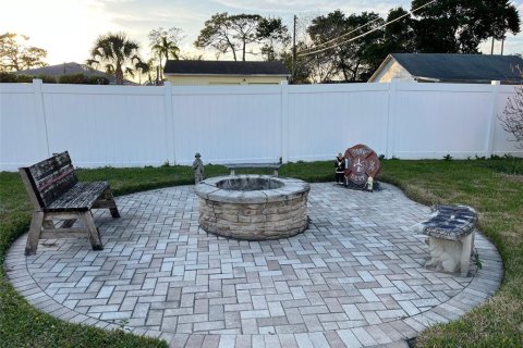 House in New Port Richey, Florida 3 bedrooms, 180.32 sq.m. № 1907075 - photo 30