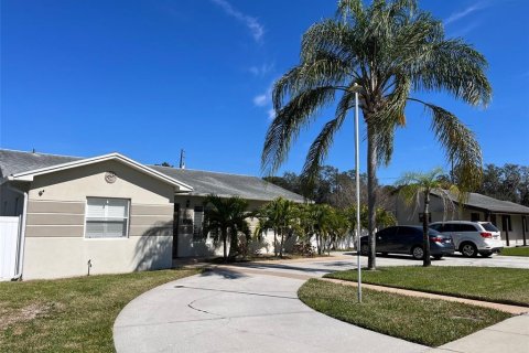 House in New Port Richey, Florida 3 bedrooms, 180.32 sq.m. № 1907075 - photo 1