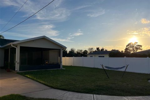 House in New Port Richey, Florida 3 bedrooms, 180.32 sq.m. № 1907075 - photo 28