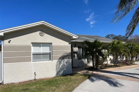 House in New Port Richey, Florida 3 bedrooms, 180.32 sq.m. № 1907075 - photo 4