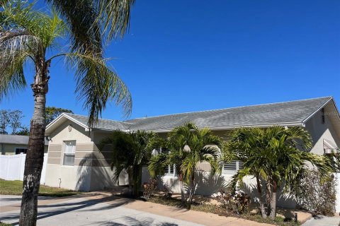 House in New Port Richey, Florida 3 bedrooms, 180.32 sq.m. № 1907075 - photo 3