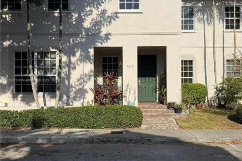 Touwnhouse à vendre à Miami, Floride: 4 chambres, 174.28 m2 № 1974423 - photo 1