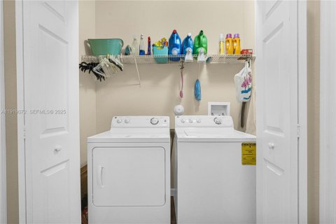 Touwnhouse à vendre à Miami, Floride: 4 chambres, 174.28 m2 № 1974423 - photo 4