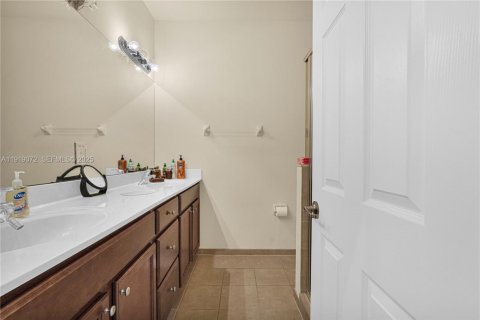 Touwnhouse à vendre à Miami, Floride: 4 chambres, 174.28 m2 № 1974423 - photo 24
