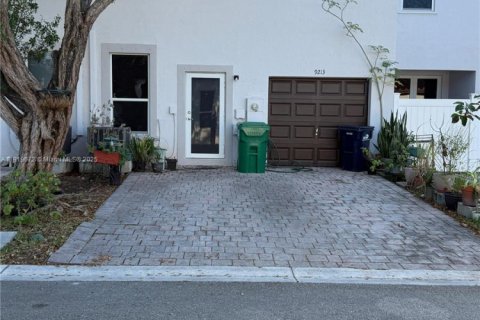 Touwnhouse à vendre à Miami, Floride: 4 chambres, 174.28 m2 № 1974423 - photo 2