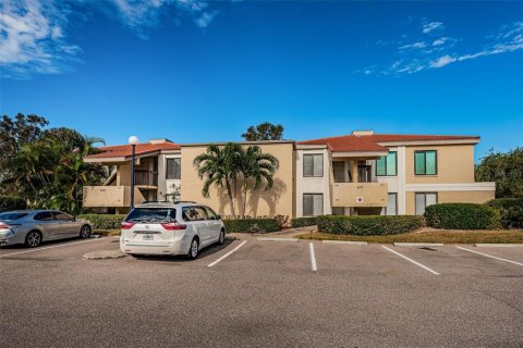 Condominio en alquiler en Saint Petersburg, Florida, 2 dormitorios, 82.68 m2 № 840339 - foto 1