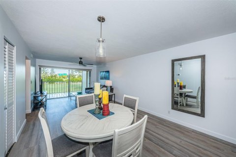 Condominio en alquiler en Saint Petersburg, Florida, 2 dormitorios, 82.68 m2 № 840339 - foto 6