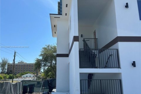 House in Hallandale Beach, Florida 3 bedrooms, 102.19 sq.m. № 1865153 - photo 8