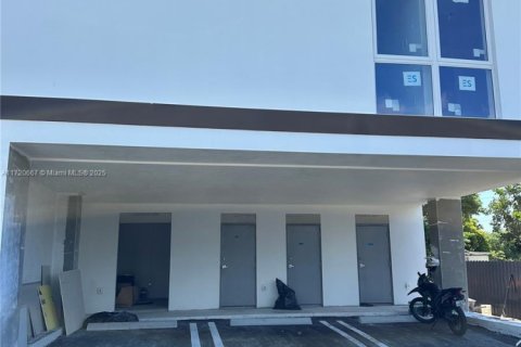 House in Hallandale Beach, Florida 3 bedrooms, 102.19 sq.m. № 1865153 - photo 7