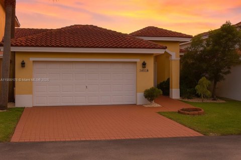 Adosado en alquiler en Miami, Florida, 3 dormitorios, 177.35 m2 № 1953437 - foto 1