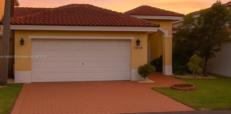 Adosado en Miami, Florida 3 dormitorios, 177.35 m2 № 1953437