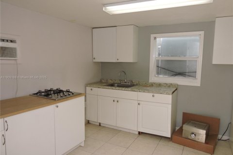 Villa ou maison à louer à Hialeah, Floride: 2 chambres, 69.68 m2 № 1955796 - photo 4