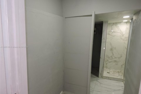 Villa ou maison à louer à Hialeah, Floride: 2 chambres, 69.68 m2 № 1955796 - photo 11