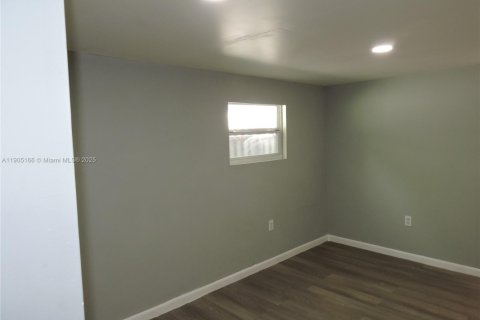 Villa ou maison à louer à Hialeah, Floride: 2 chambres, 69.68 m2 № 1955796 - photo 8