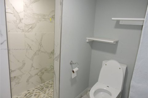 Villa ou maison à louer à Hialeah, Floride: 2 chambres, 69.68 m2 № 1955796 - photo 13