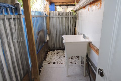 Villa ou maison à louer à Hialeah, Floride: 2 chambres, 69.68 m2 № 1955796 - photo 16