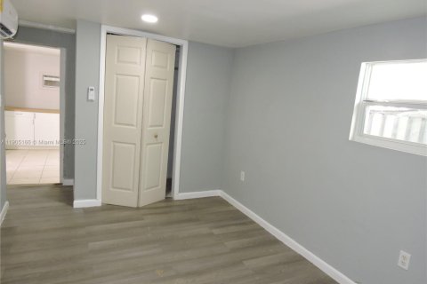 Villa ou maison à louer à Hialeah, Floride: 2 chambres, 69.68 m2 № 1955796 - photo 9