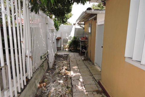 Villa ou maison à louer à Hialeah, Floride: 2 chambres, 69.68 m2 № 1955796 - photo 1