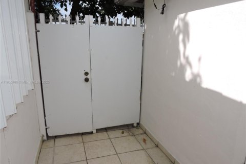 Villa ou maison à louer à Hialeah, Floride: 2 chambres, 69.68 m2 № 1955796 - photo 3