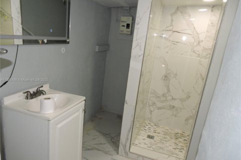 Villa ou maison à louer à Hialeah, Floride: 2 chambres, 69.68 m2 № 1955796 - photo 12