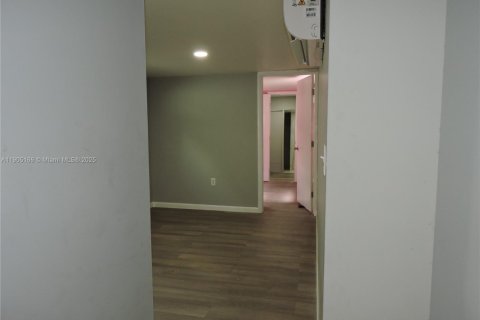 Villa ou maison à louer à Hialeah, Floride: 2 chambres, 69.68 m2 № 1955796 - photo 6