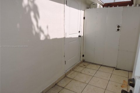 Villa ou maison à louer à Hialeah, Floride: 2 chambres, 69.68 m2 № 1955796 - photo 2