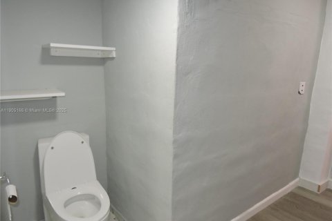 Villa ou maison à louer à Hialeah, Floride: 2 chambres, 69.68 m2 № 1955796 - photo 15