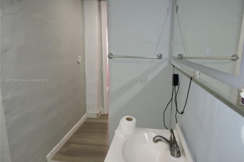 Villa ou maison à louer à Hialeah, Floride: 2 chambres, 69.68 m2 № 1955796 - photo 14