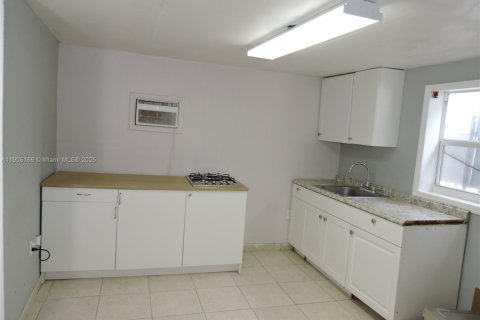 Villa ou maison à louer à Hialeah, Floride: 2 chambres, 69.68 m2 № 1955796 - photo 7