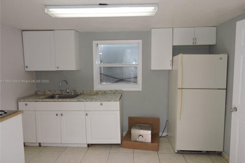 Villa ou maison à louer à Hialeah, Floride: 2 chambres, 69.68 m2 № 1955796 - photo 5
