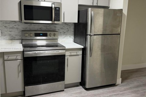 Condominio en alquiler en Pembroke Pines, Florida, 2 dormitorios, 85.66 m2 № 1956484 - foto 2