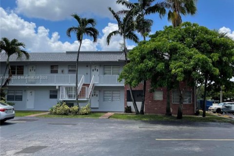 Condominio en alquiler en Pembroke Pines, Florida, 2 dormitorios, 85.66 m2 № 1956484 - foto 1