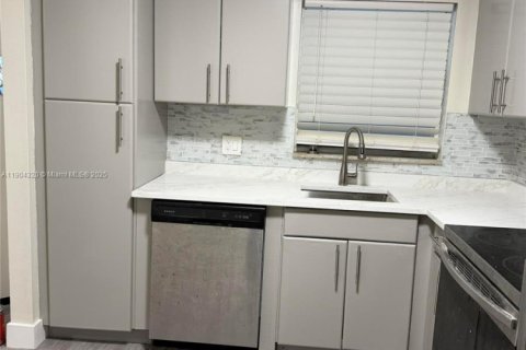 Condominio en alquiler en Pembroke Pines, Florida, 2 dormitorios, 85.66 m2 № 1956484 - foto 3