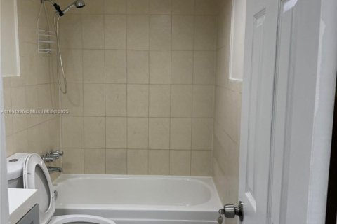 Condominio en alquiler en Pembroke Pines, Florida, 2 dormitorios, 85.66 m2 № 1956484 - foto 8