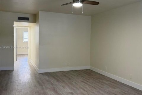 Condominio en alquiler en Pembroke Pines, Florida, 2 dormitorios, 85.66 m2 № 1956484 - foto 4