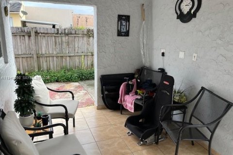 Townhouse in Hialeah, Florida 3 bedrooms, 121.14 sq.m. № 2390091 - photo 30