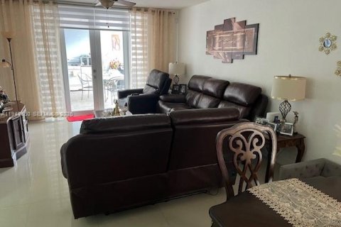 Townhouse in Hialeah, Florida 3 bedrooms, 121.14 sq.m. № 2390091 - photo 7